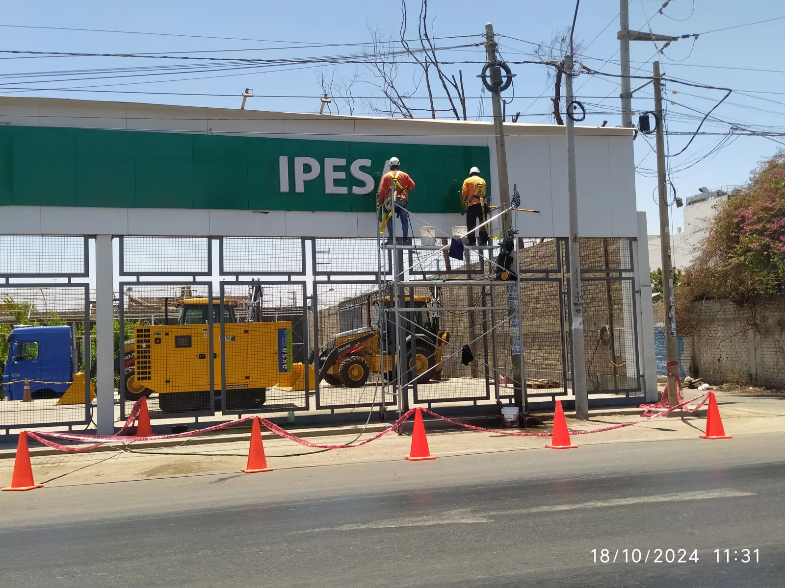 Equipo SEGELIMPERÚ realizando servicios de limpieza integral
